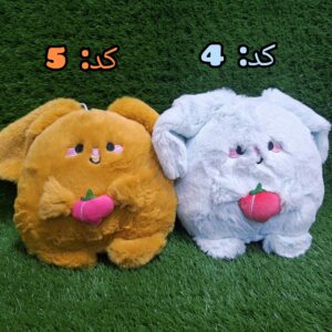عروسک پولیشی خرگوش پشمی در حال نگه داشتن توت فرنگی